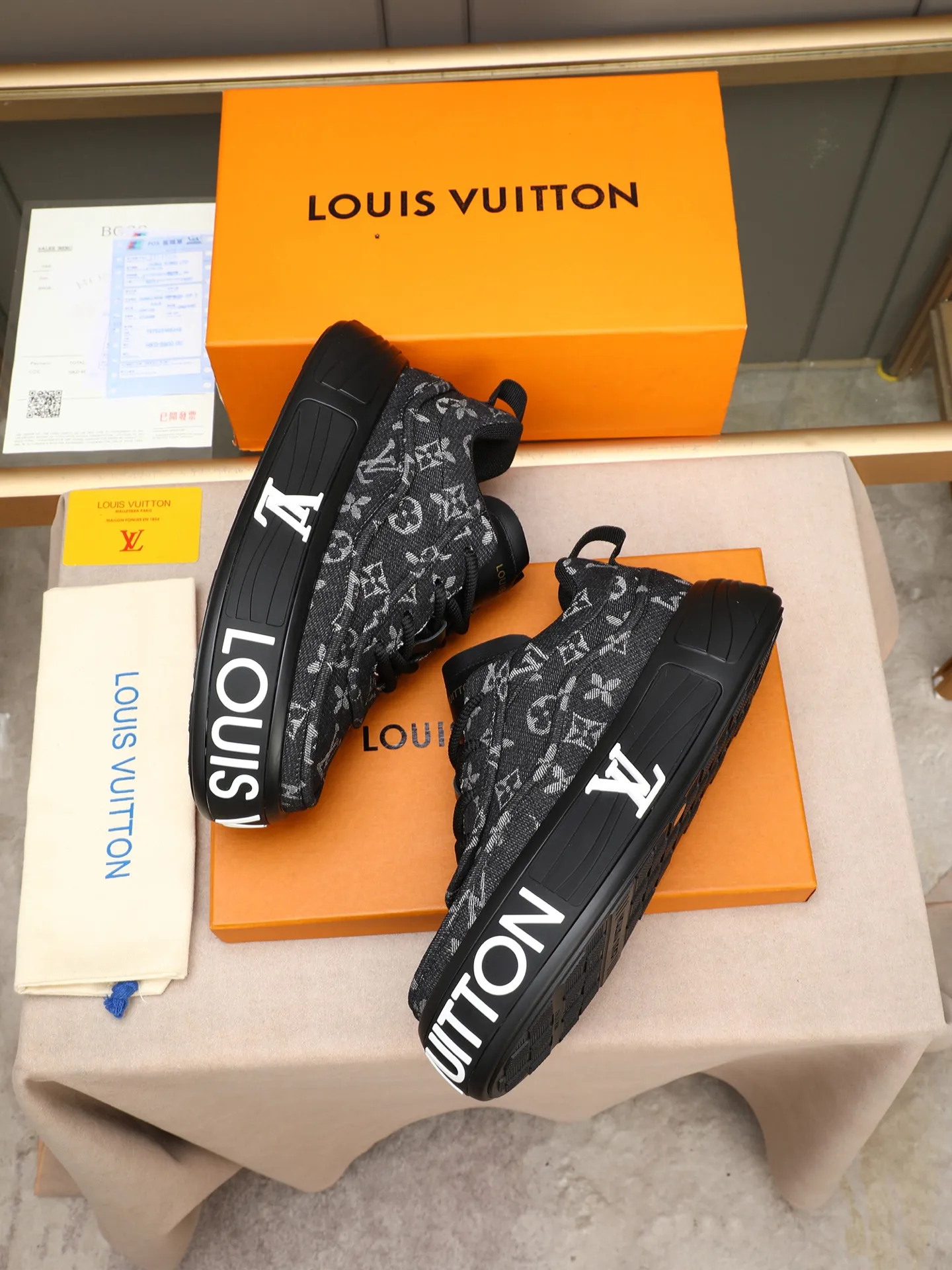 Men's shoes 💰560 LV are novel and fashionable, and the uppers are made of imported cowhide + LV special materials! Super trendy design! It’s eye-catching! The leather is soft, delicate, shiny and translucent, showing the ultimate in pure handcraftsmanship, and the mesh is soft, comfortable and breathable! Size: 39-44 (38 45 customized)